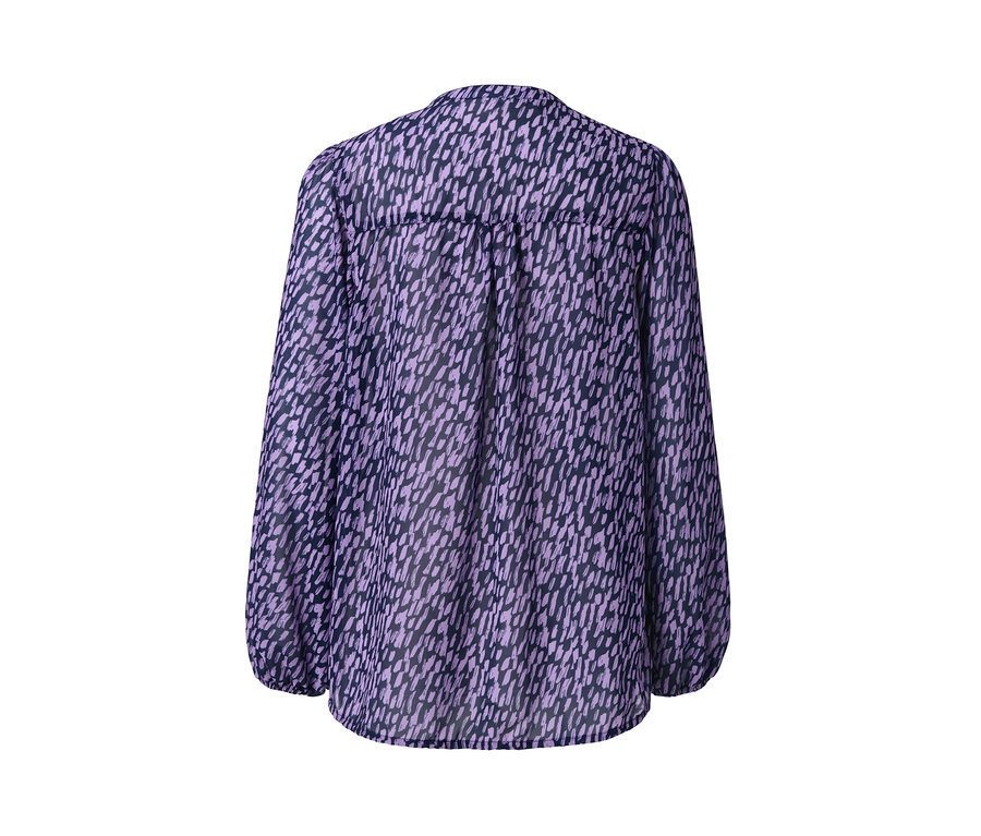 Detail zadní strany halenky s potiskem.