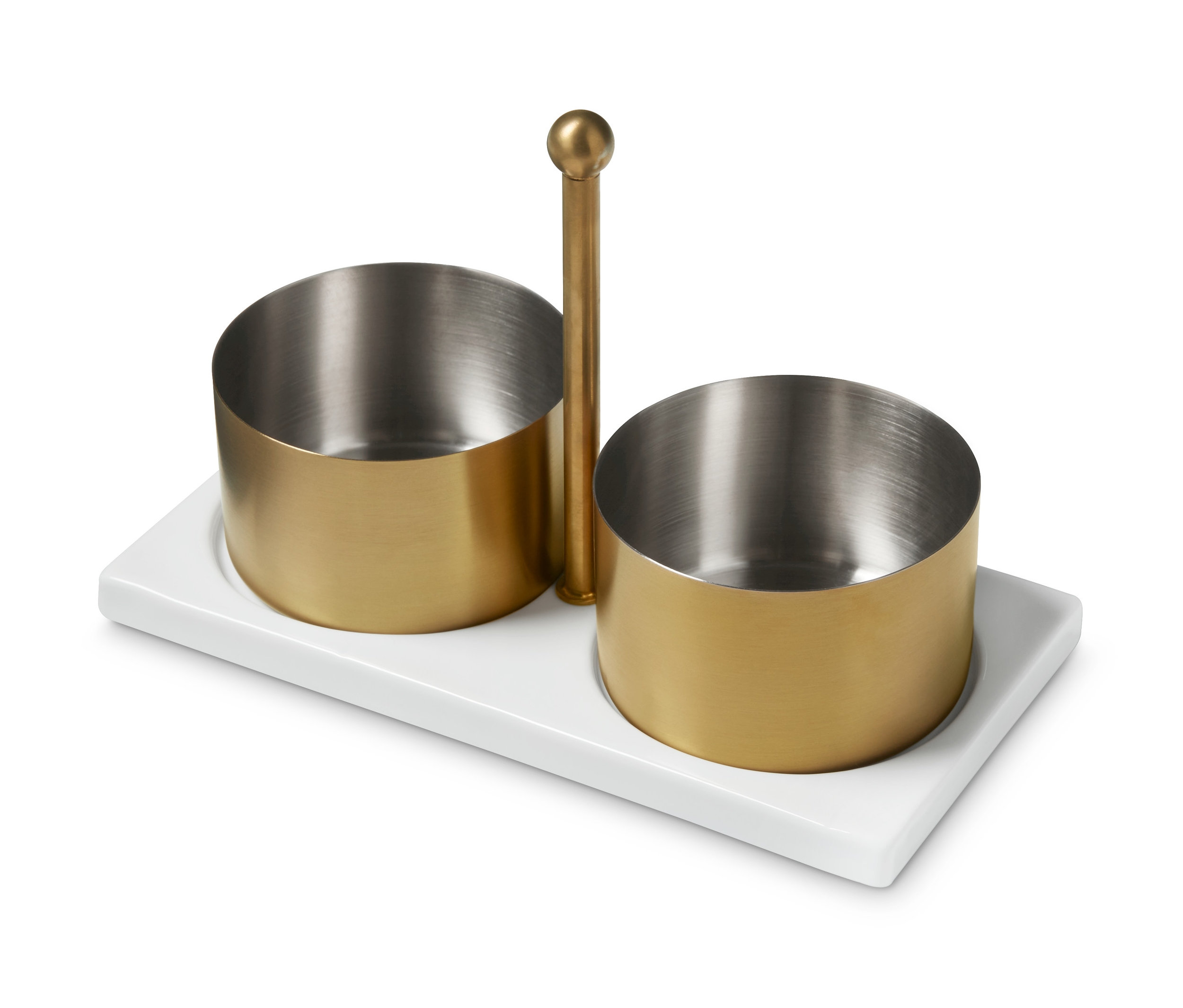 Sada na servírování se dvěma miskami na bílém podnosu.