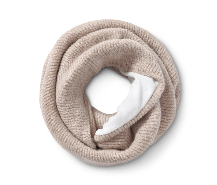 Béžový strukturovaný kruhový šál.