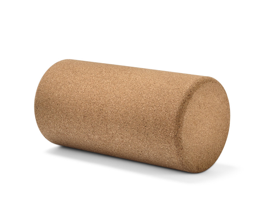 Masážní váleček na fascie leží na bílém pozadí.