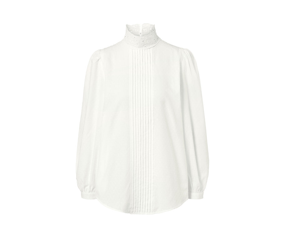 Bílá halenka s ažurovou výšivkou.