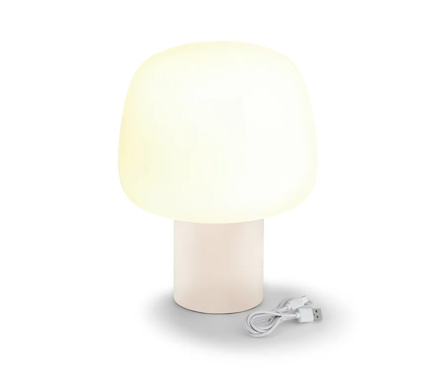 Bílá akumulátorová stolní LED lampa s nabíjecím kabelem.
