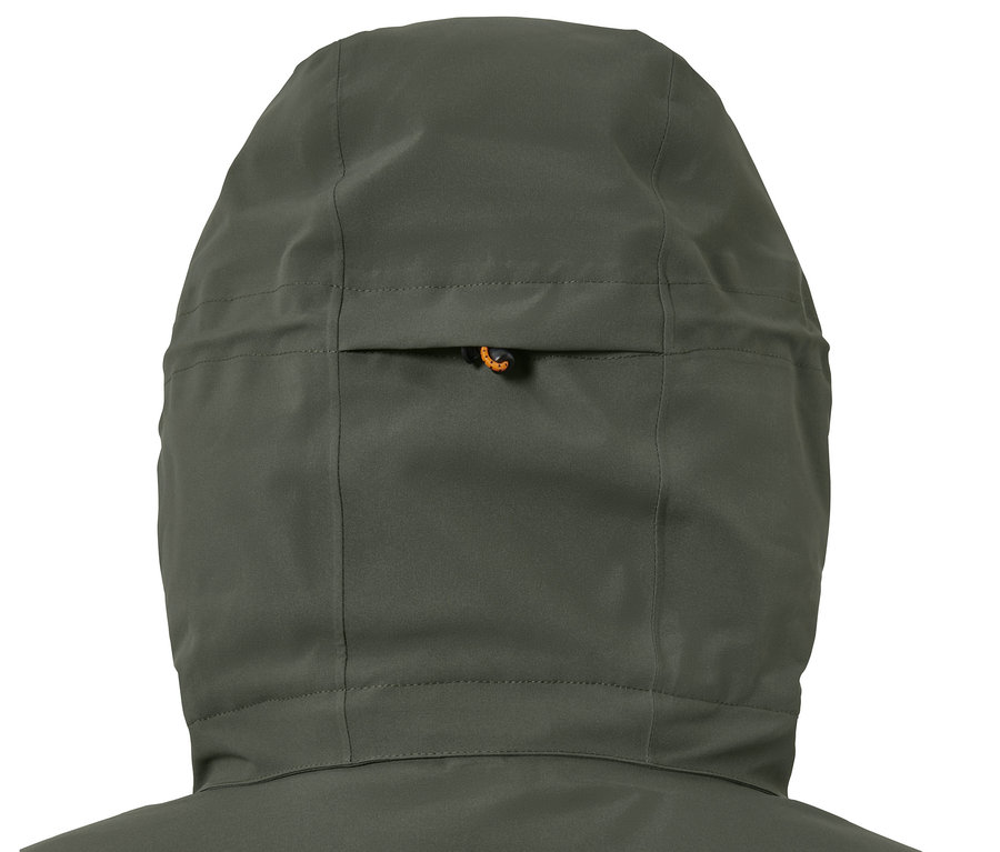 Detail kapuce lyžařské bundy khaki barvy.