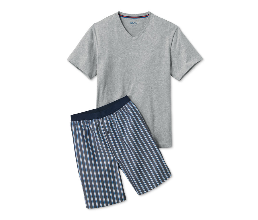 Šedé tričko a krátké pruhované pyžamo.