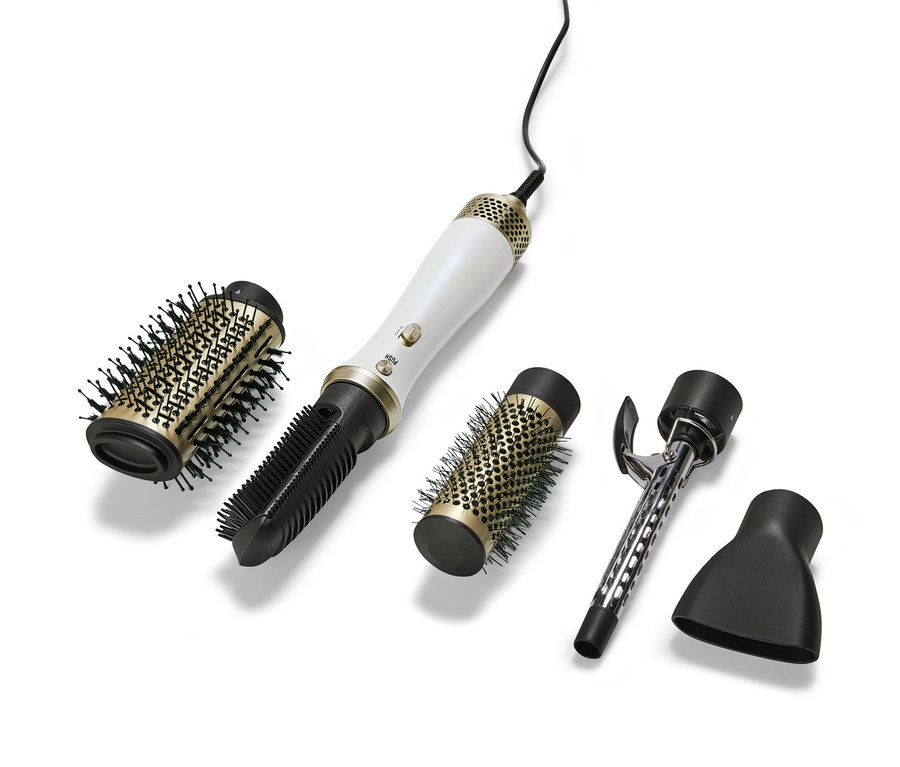 Kulmofén s různými nástavci leží na bílém pozadí.