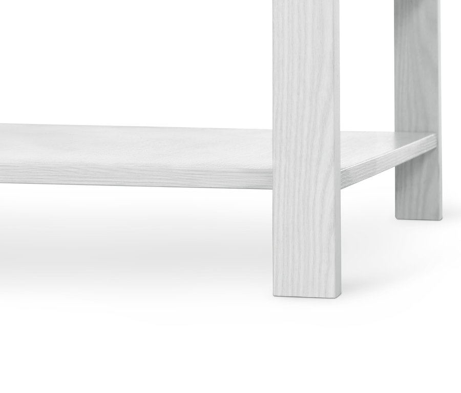 Detail konferenčního stolku se skleněnou deskou.
