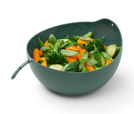 Zelená forma na pečení chleba plná zeleniny.