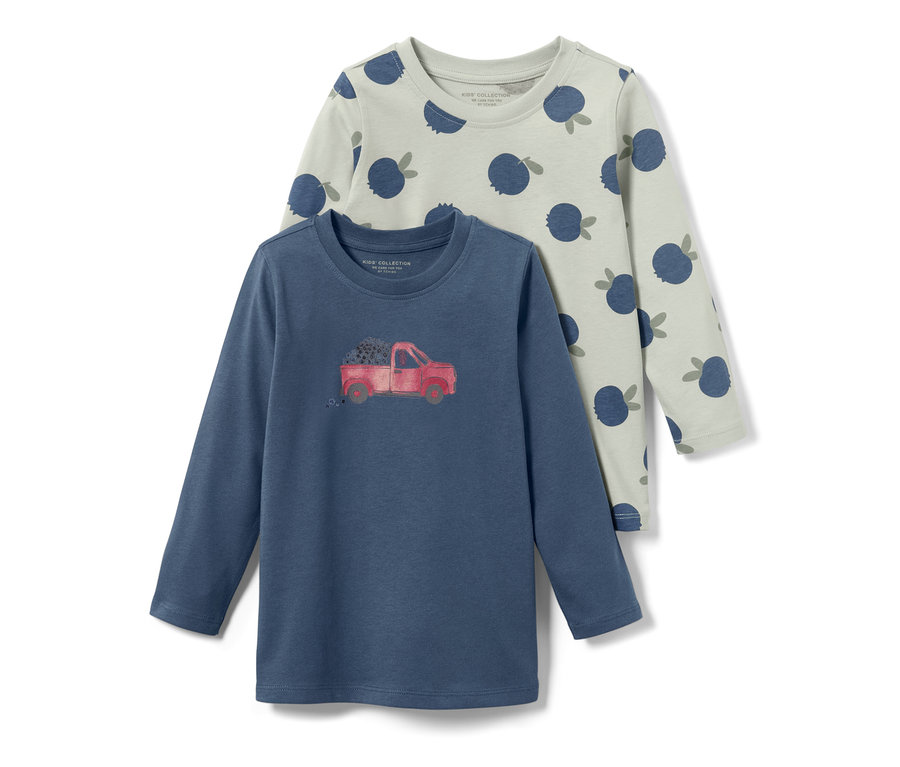Dvě dětská trička s dlouhým rukávem. Jedno modré s potiskem červeného náklaďáku a druhé světle šedé s potiskem modrých borůvek.