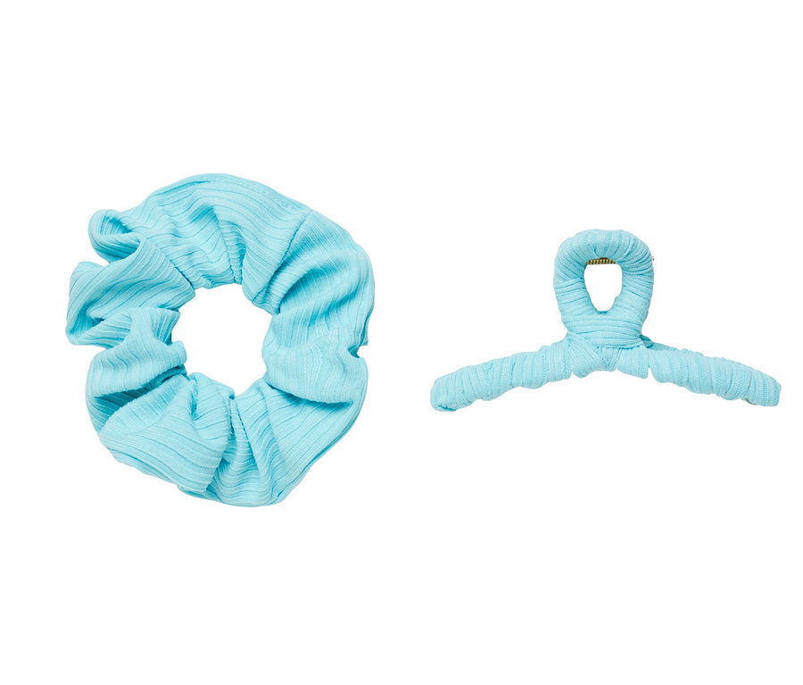 Světle modrá scrunchie a spona do vlasů ze sady vlasových doplňků.