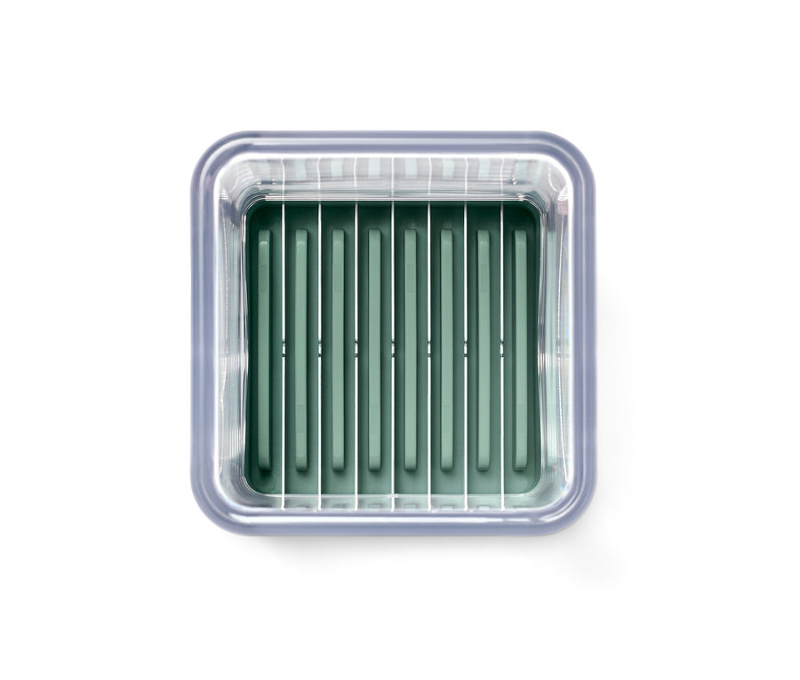 Pohled shora na kráječ na ovoce a zeleninu.