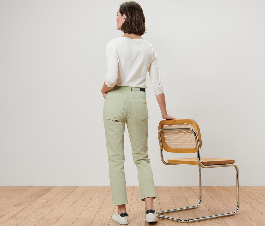 Žena pózuje zády ke kameře a má na sobě džíny modern colored – Fit »Ava«.