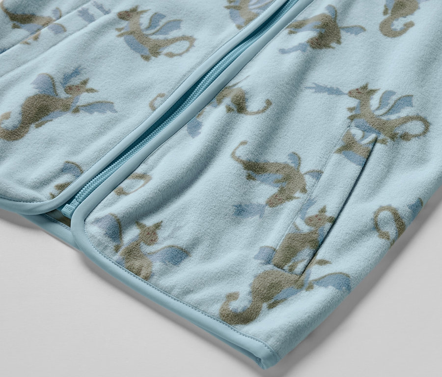 Detail dětské fleecové bundy s motivem draka.