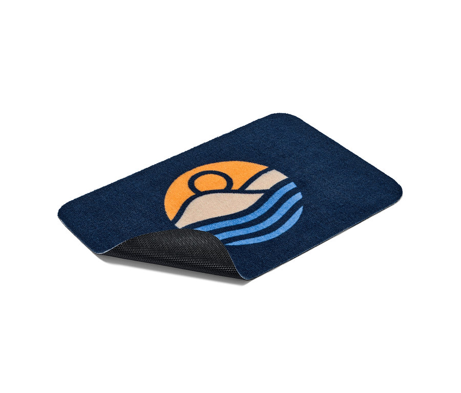 Tmavě modrá rohožka s motivem krajiny.