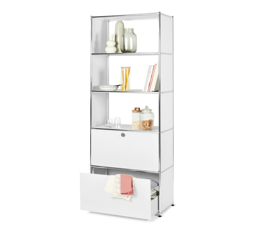 Bílý kovový regál »CN3« se 2 zásuvkami. Na policích jsou vázy, sklenice, knihy a potraviny.