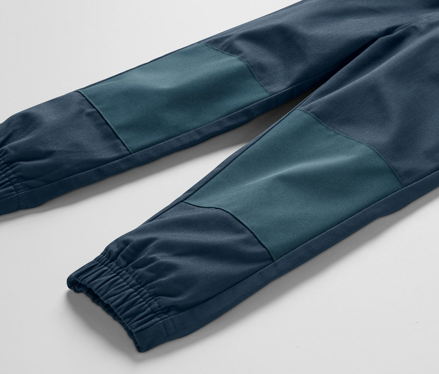 Detail dětských outdoorových kalhot.