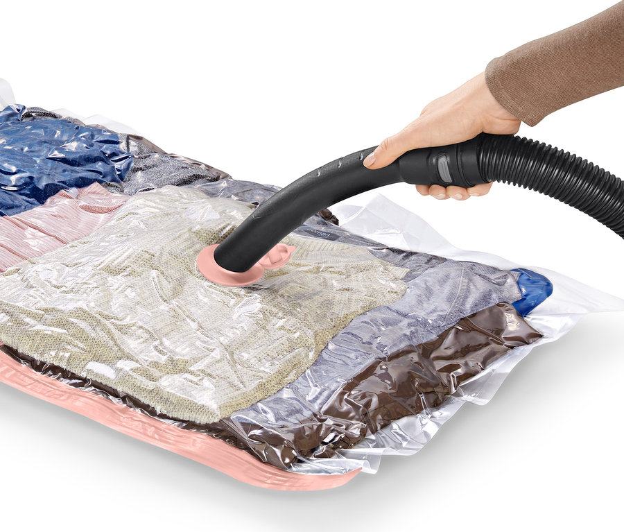 Ruka používá hadici vysavače na vakuové úložné pytle, 2 ks, horizontální.