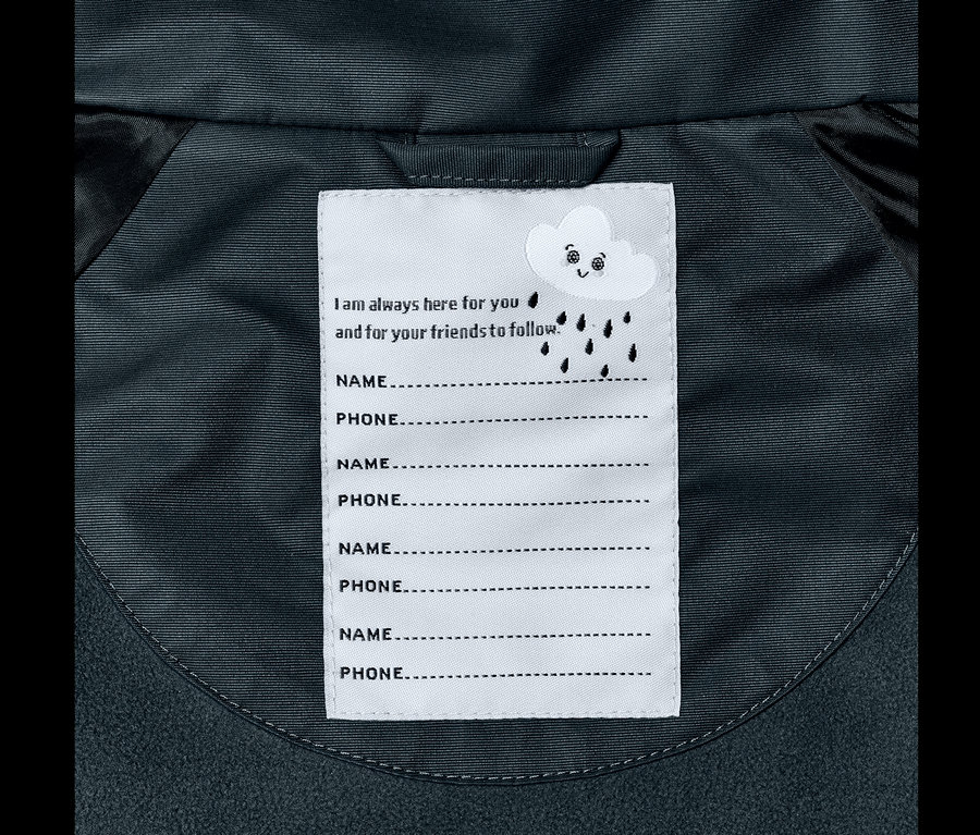Vnitřní štítek dětské termobundy do deště břidlicově modré s linkami na jméno a telefon a kresleným mrakem.