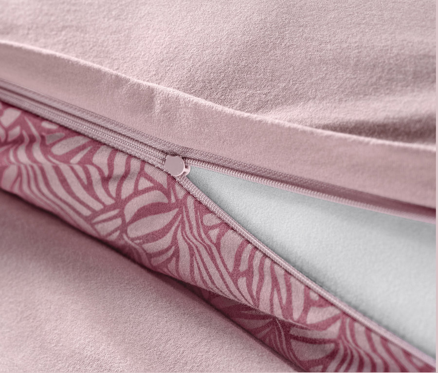 Detail fialového povlečení ze zimního žerzeje standardní velikosti s rozepnutým zipem.