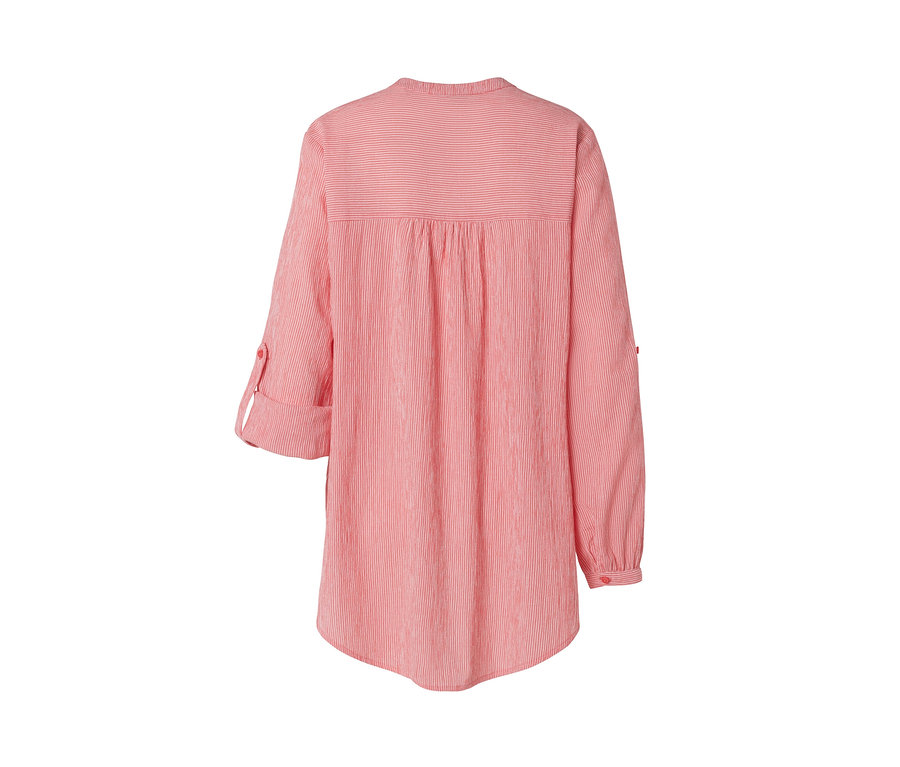 Pohled zezadu na korálovou tuniku s proužky.