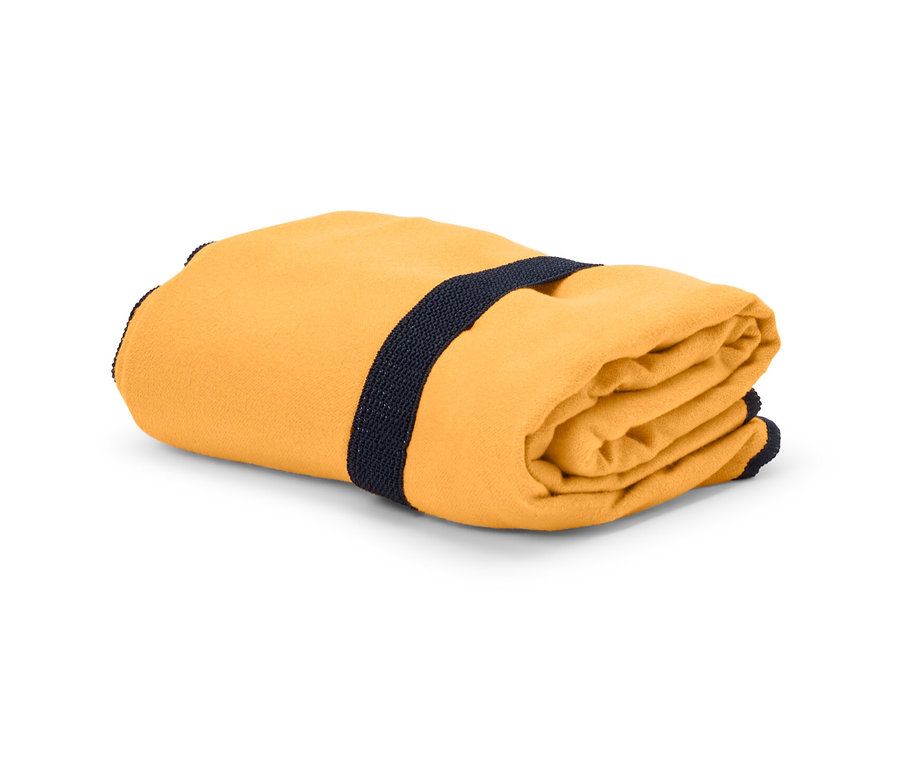 Srolovaný oranžový outdoorový ručník o rozměrech cca 50 x 100 cm s tmavě modrým popruhem.