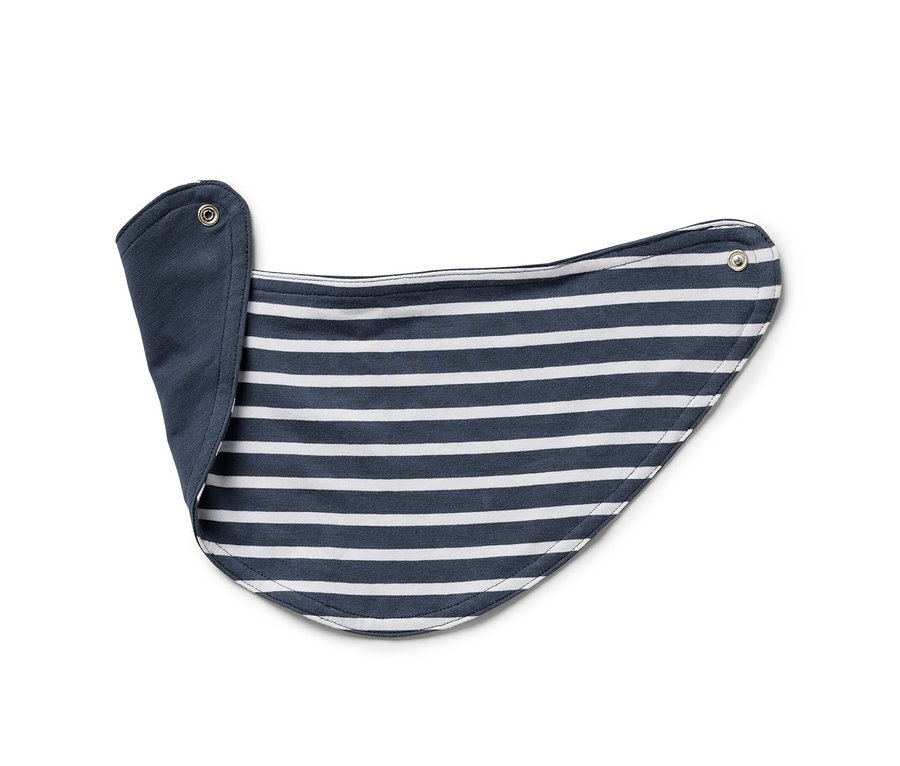 Pruhovaný bryndáček ze soupravy pro miminka.