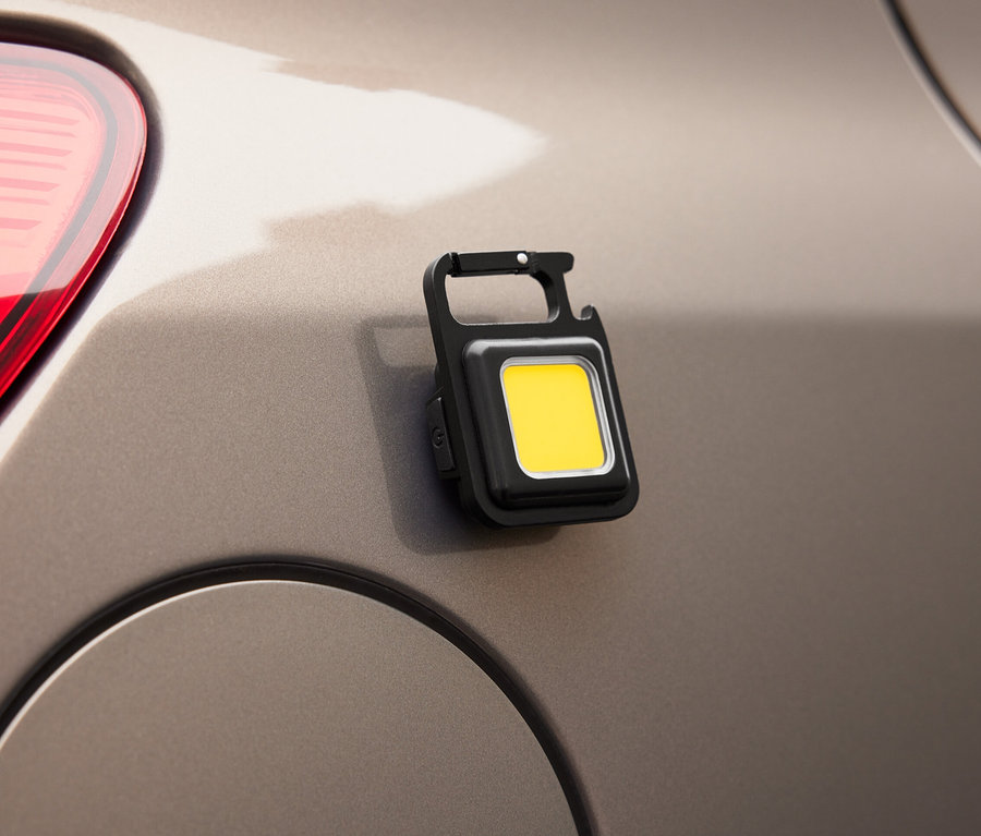 Multifunkční světlo připevněné na autě.