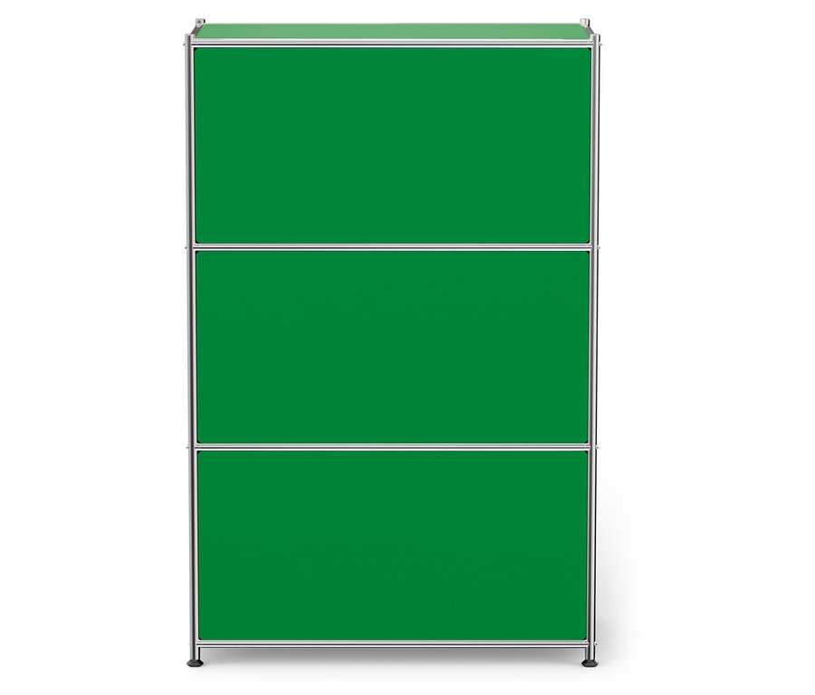 Třípatrová police se zelenými policemi a kovovým rámem.