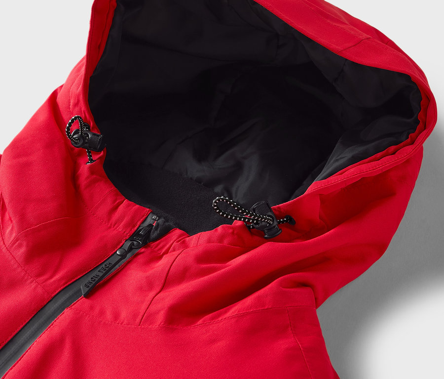 Detail červené bundy s kapucí a černou podšívkou, zipem a stahovací šňůrkou.