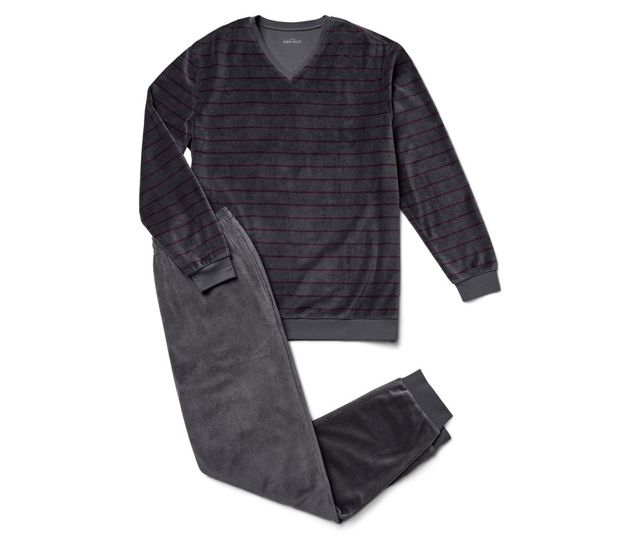 Šedé velurové pyžamo s vínovými pruhy na bílém pozadí.
