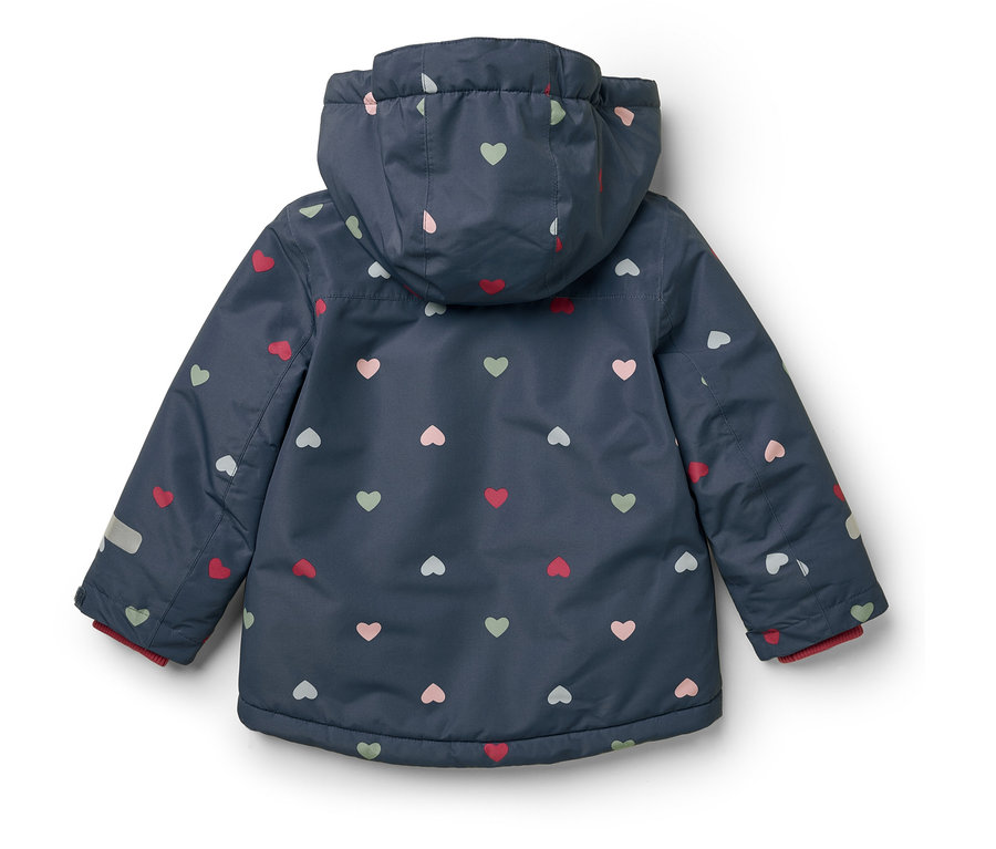 Zadní pohled na modrou bundu s kapucí potištěnou srdíčky.