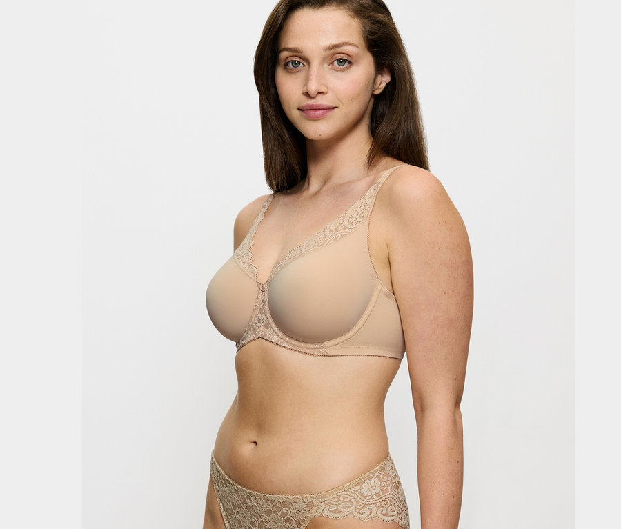 Žena má na sobě zmenšující podprsenku Triumph Amourette skin a odpovídající kalhotky.