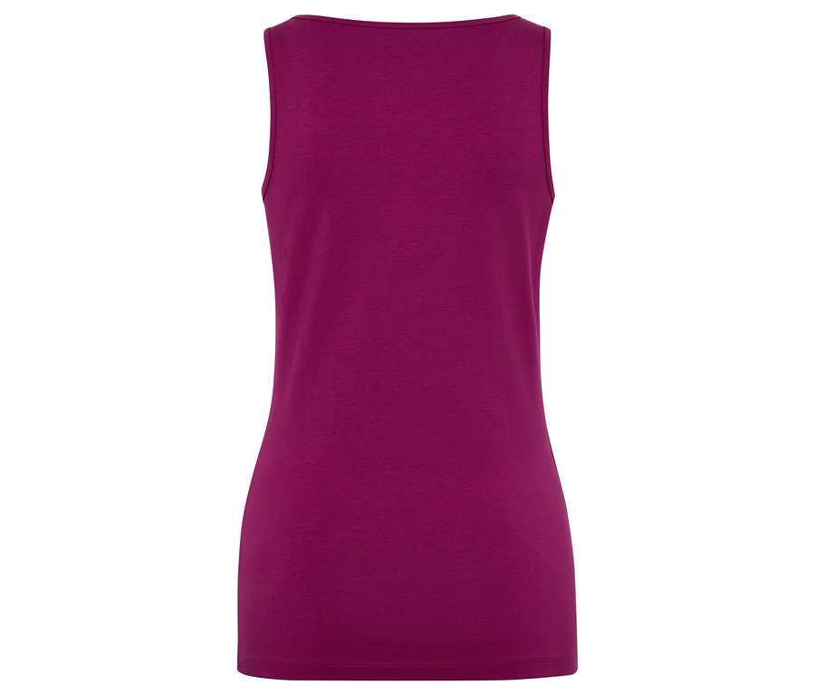 Detail fialového tílka s výstřihem do U.