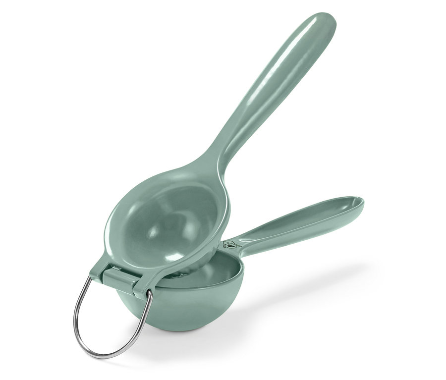 Zelený lis na citrusy se stříbrnou rukojetí.