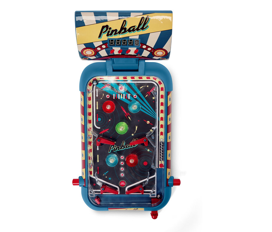 Detailní pohled shora na retro pinballový stůl s modrým rámem a barevnými prvky.