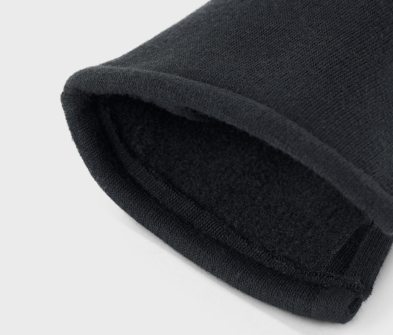 Detail černého rukávu s podšívkou.