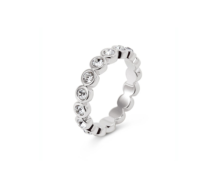 Detailní záběr na stříbrný prsten Memory s čirými krystaly.