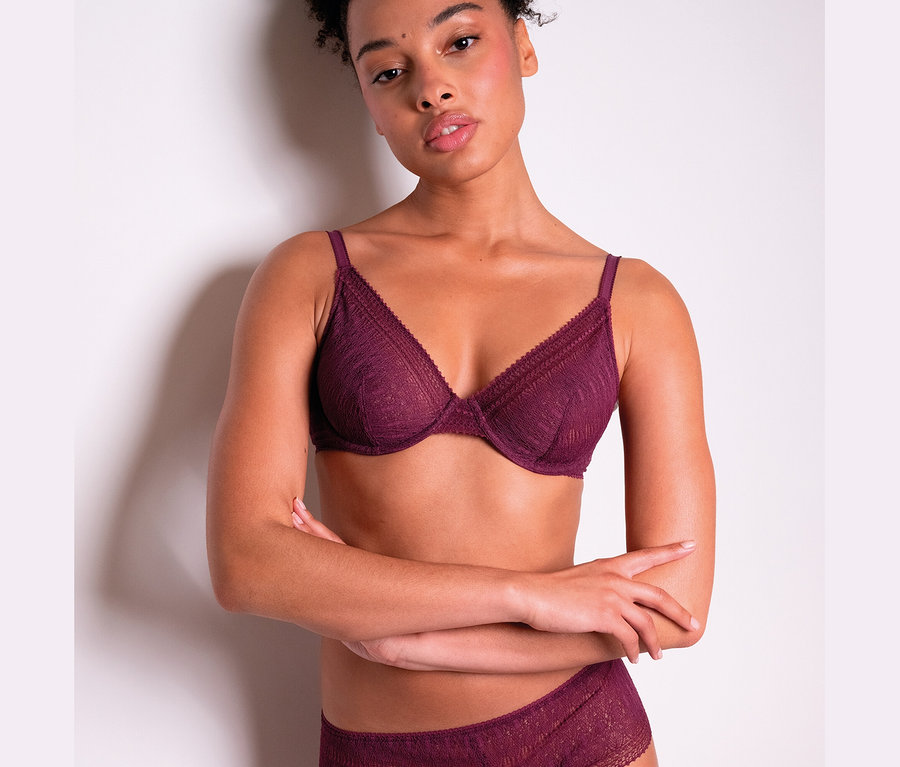 Žena má na sobě podprsenku s kosticemi Passionata »Leila« a kalhotky.