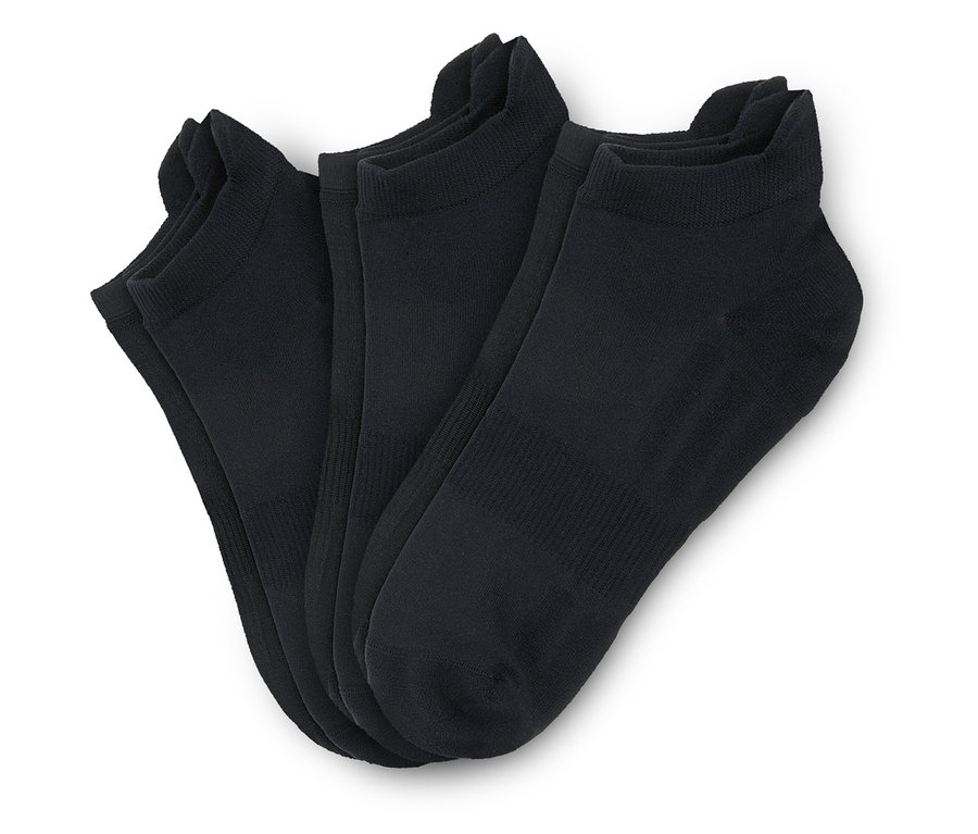 Tři páry černých profesionálních běžeckých ponožek.