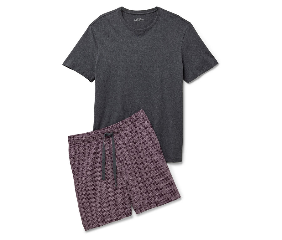Šedé tričko a vzorované šortky na bílém pozadí.