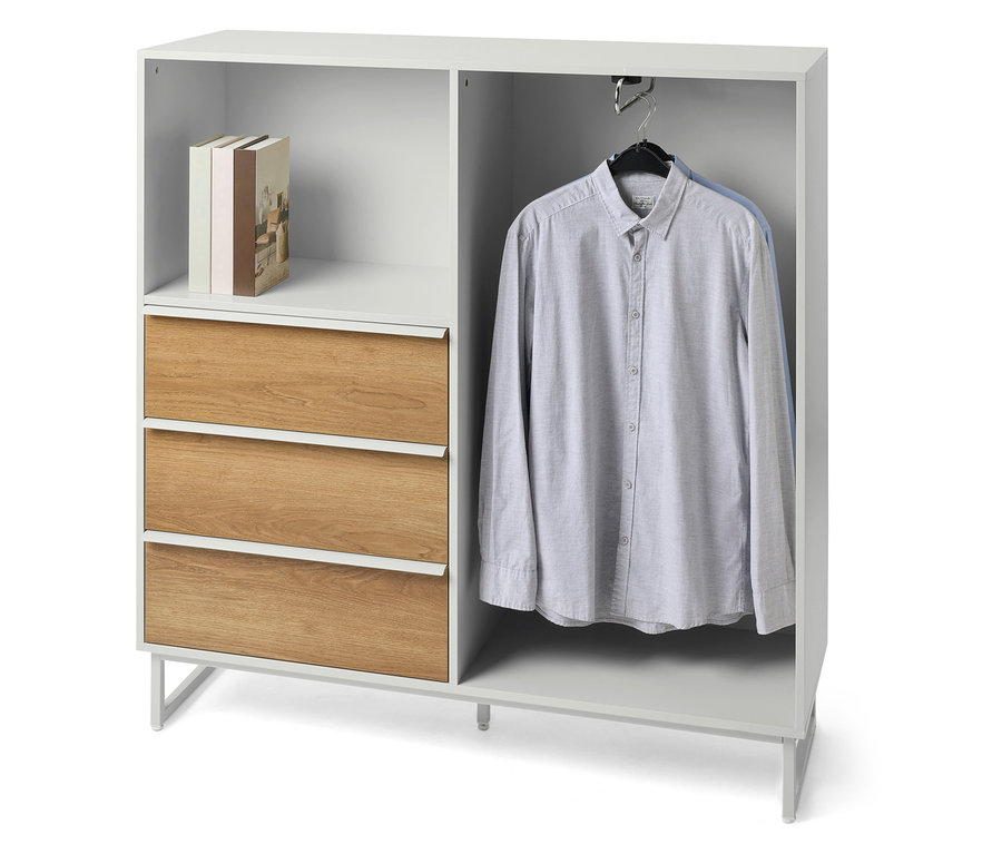 Komoda »LEEG« se 3 zásuvkami a šatní tyčí, knihy a košile na obrázku.