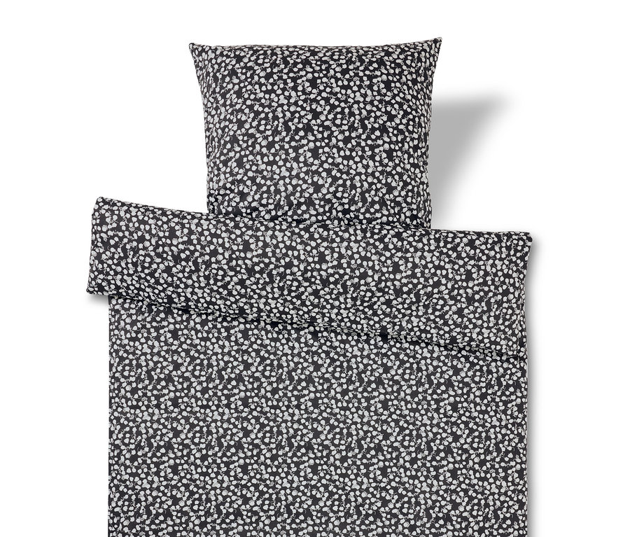 Černobílé povlečení s květinovým vzorem.