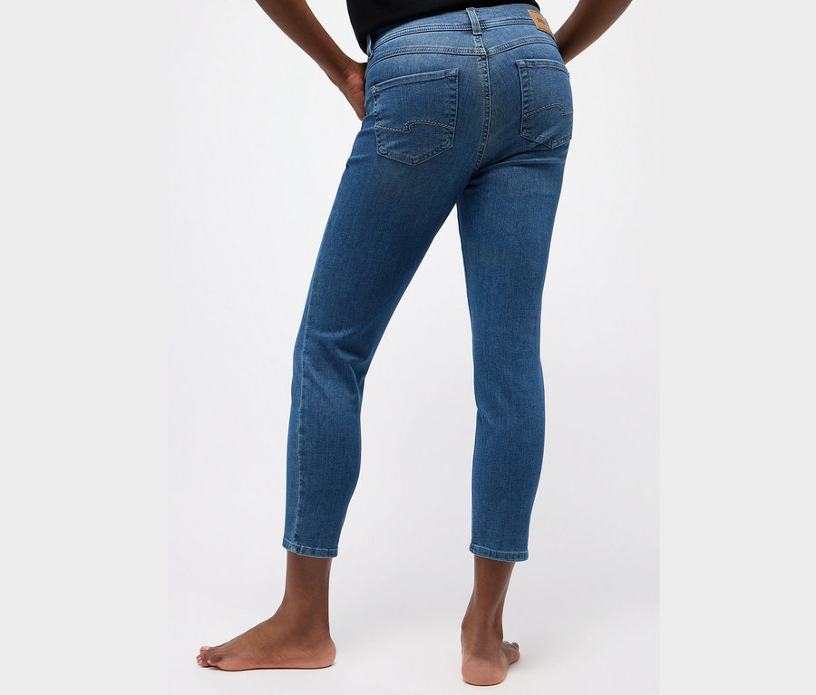 Žena má na sobě džíny Angels »Ornella« slim fit 7/8, mid blue.