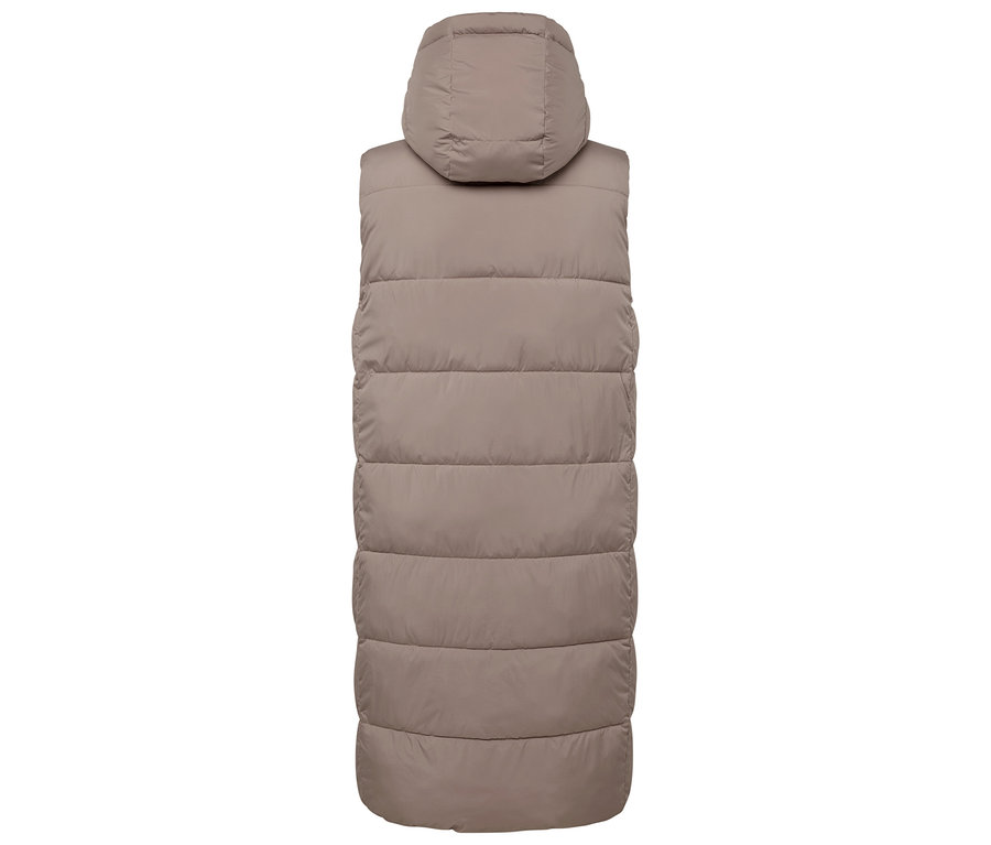 Pohled zezadu na dlouhou prošívanou vestu s kapucí v hnědé barvě.