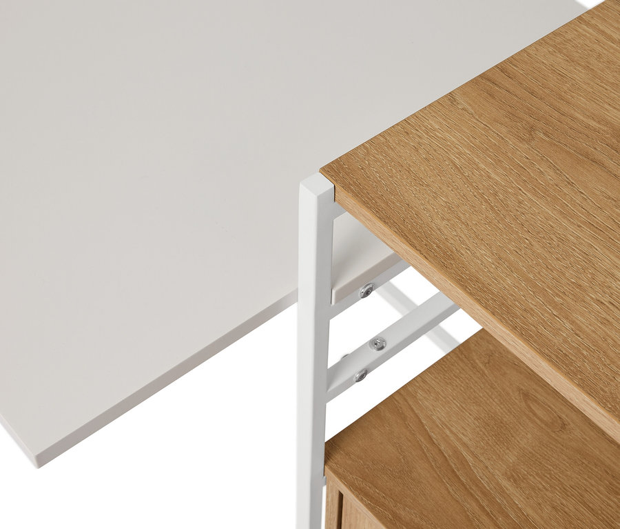 Detailní pohled na bílou stolní desku vedle regálu s dřevěnými povrchy a bílým rámem.