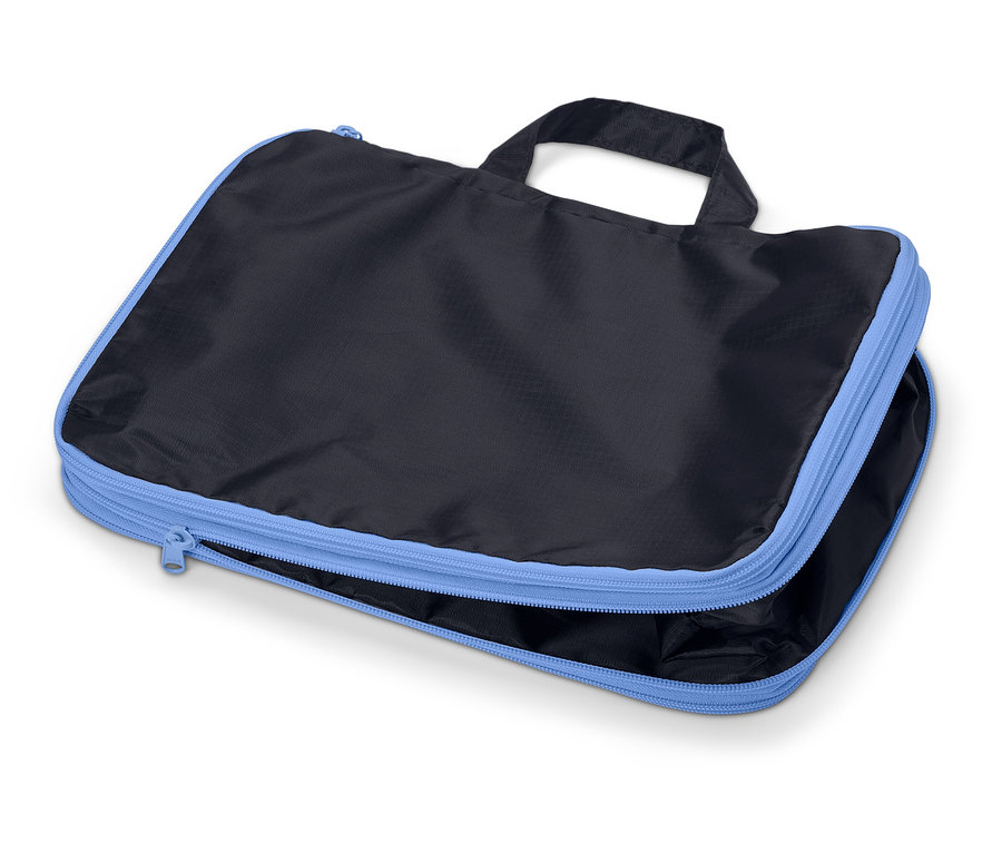 Černá obdélníková cestovní taška se světle modrým zipem a držadlem, částečně otevřená.