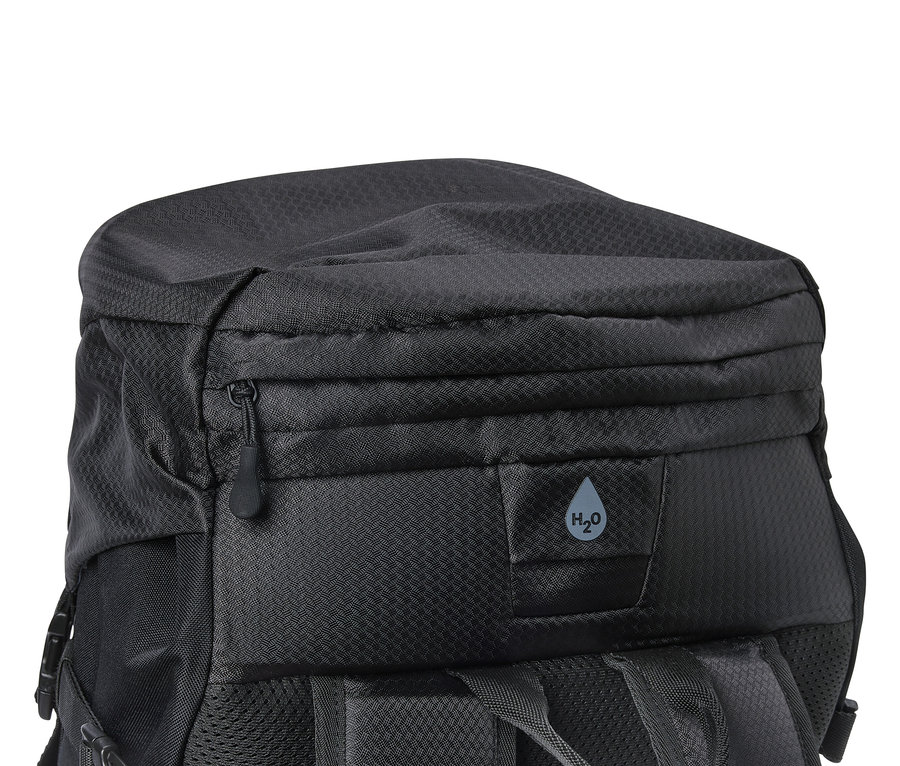 Detailní pohled na černý batoh se zipem a logem H2O.