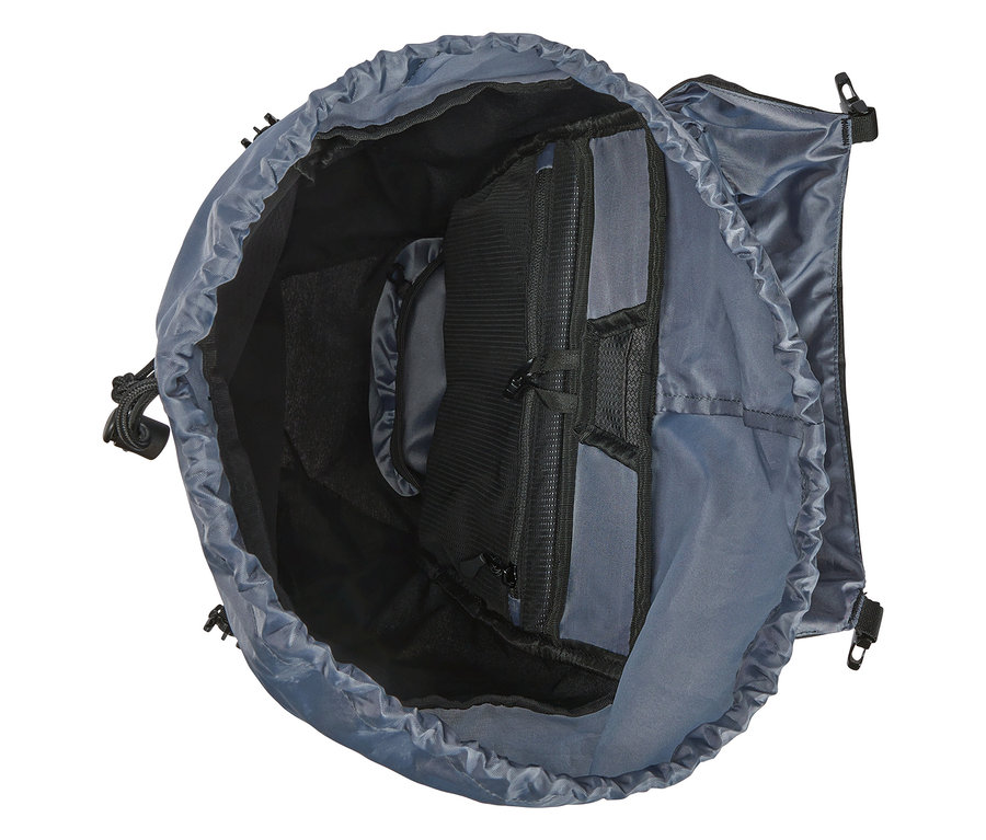 Vnitřní pohled na otevřený, prázdný, modro-šedý batoh s černými detaily.