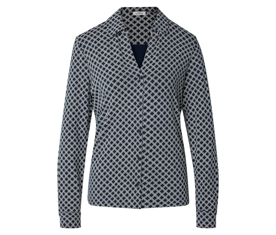 Tmavě modrá halenka s geometrickým vzorem.