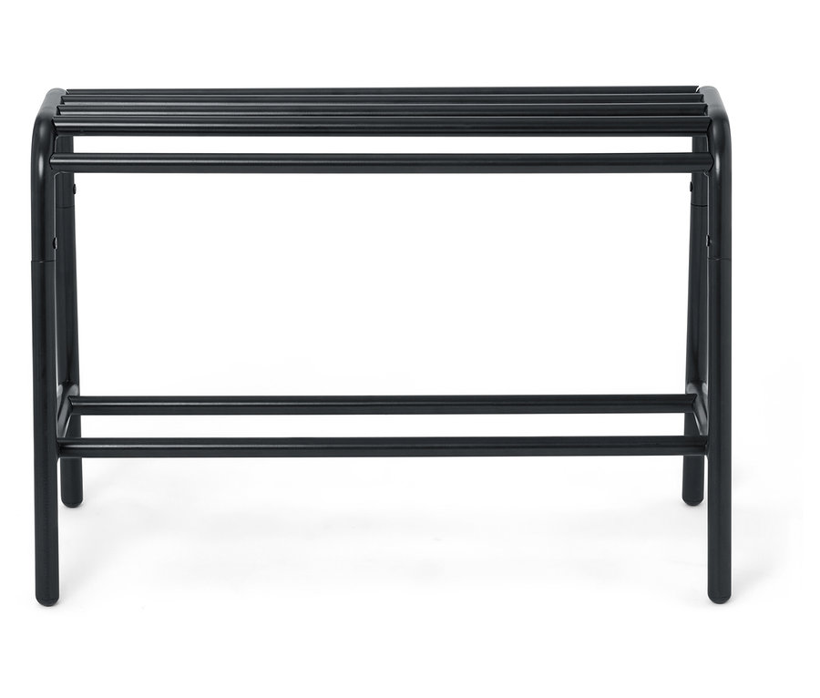 Černá lavice na boty s několika úložnými tyčemi.