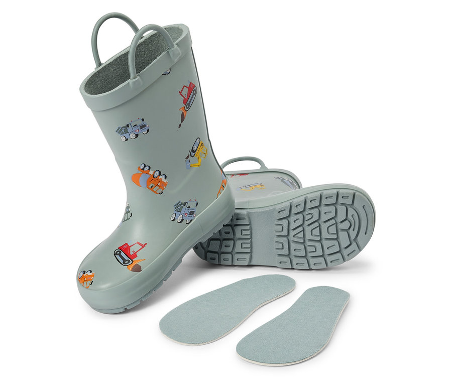 Pár světle modrých dětských gumáků s motivy stavbařů a vložkami leží na bílém pozadí.